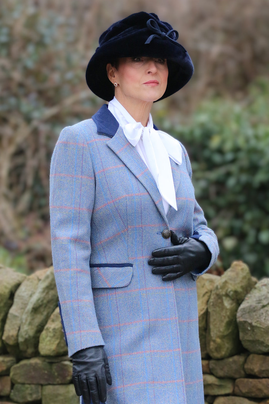 Stunning faux fur and wool hat in Navy