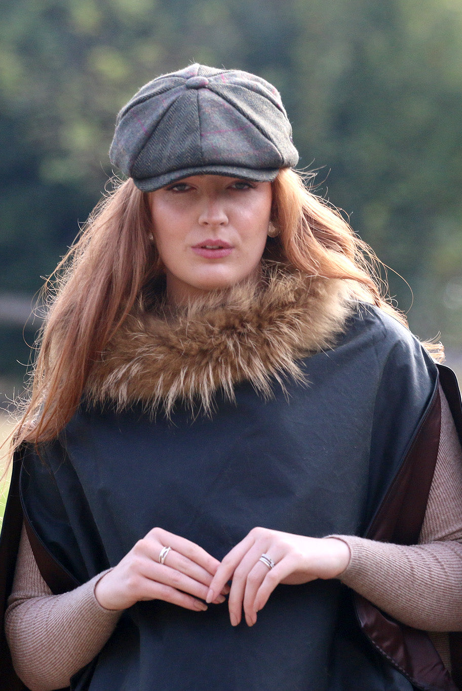 Wax round cape with fox fur collar