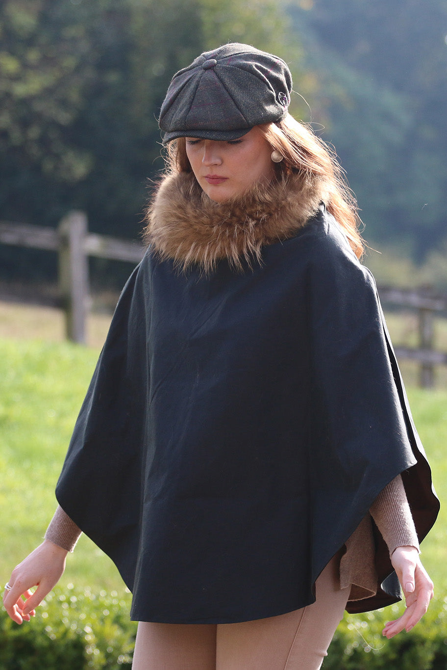 Wax round cape with fox fur collar