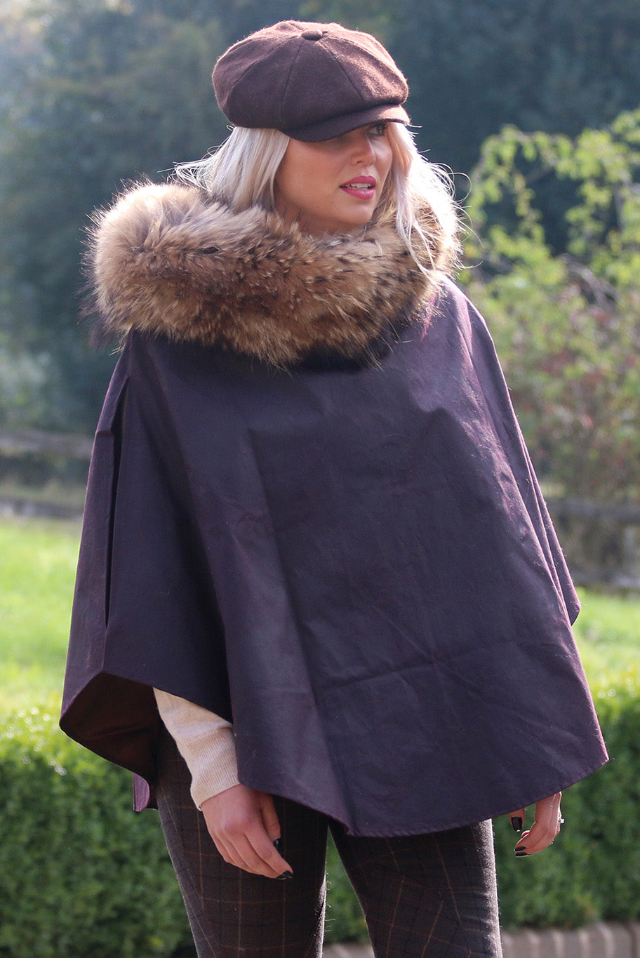 Wax round cape with fox fur collar