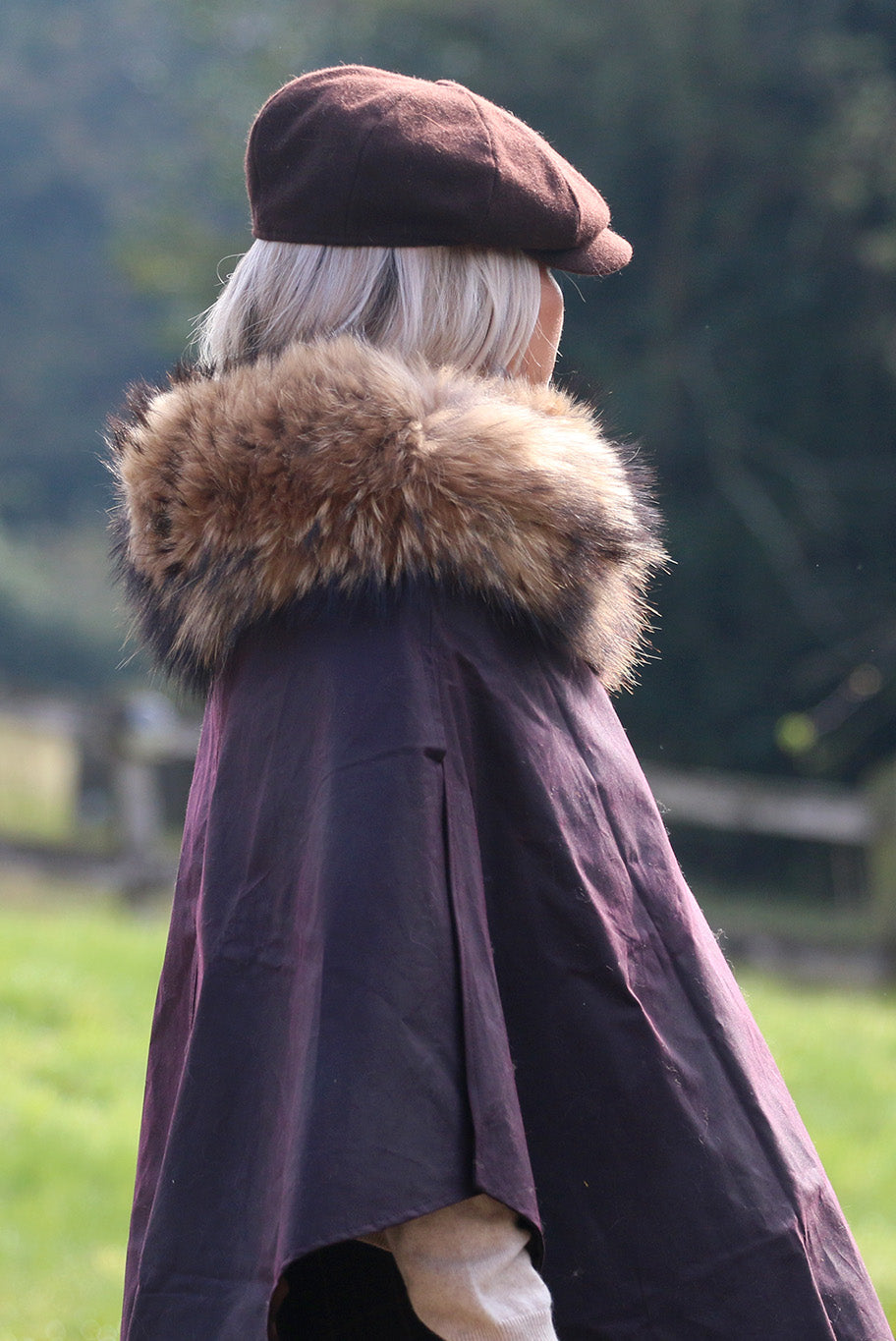 Wax round cape with fox fur collar