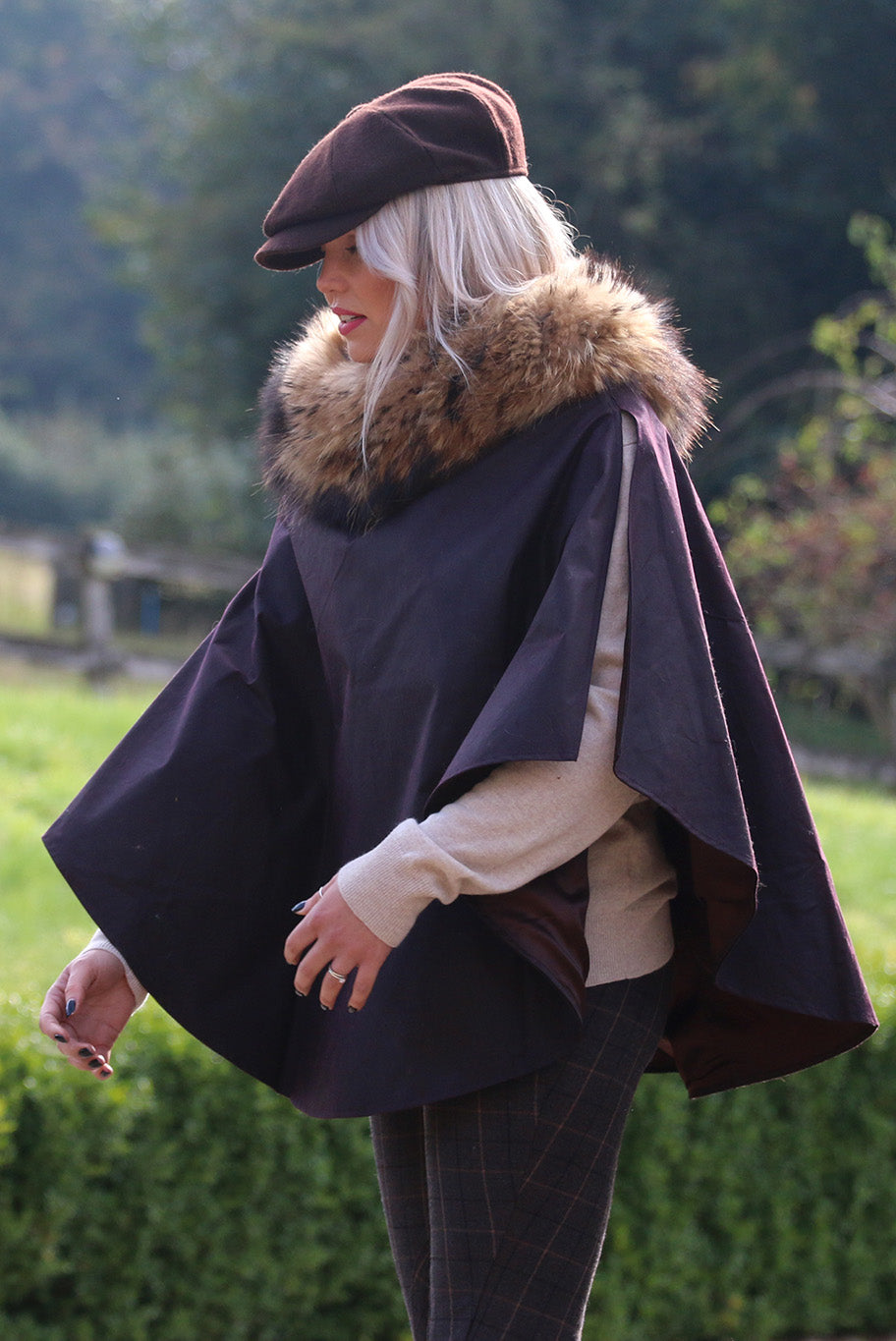 Wax round cape with fox fur collar