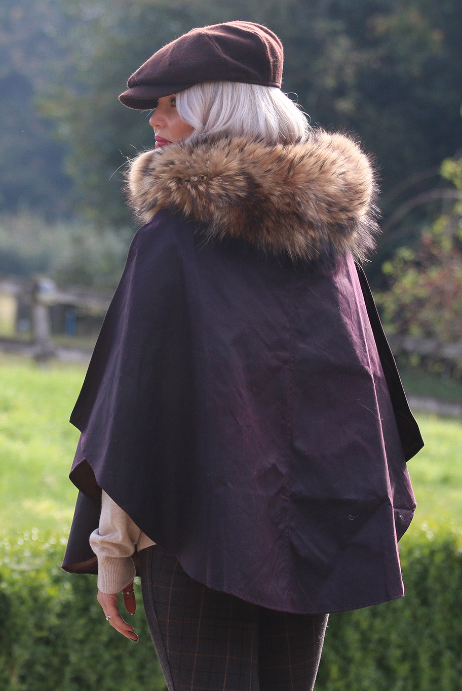 Wax round cape with fox fur collar