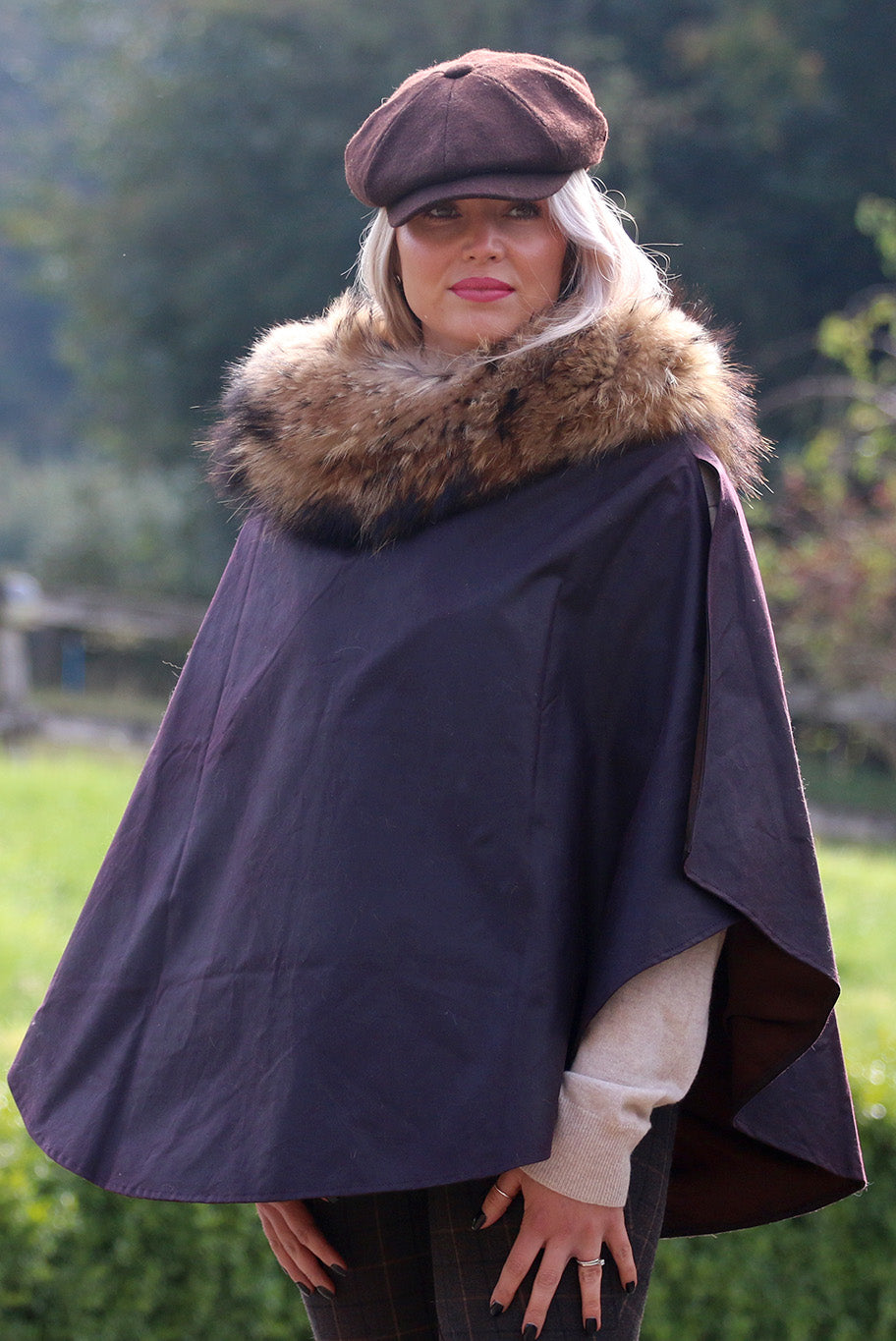 Wax round cape with fox fur collar