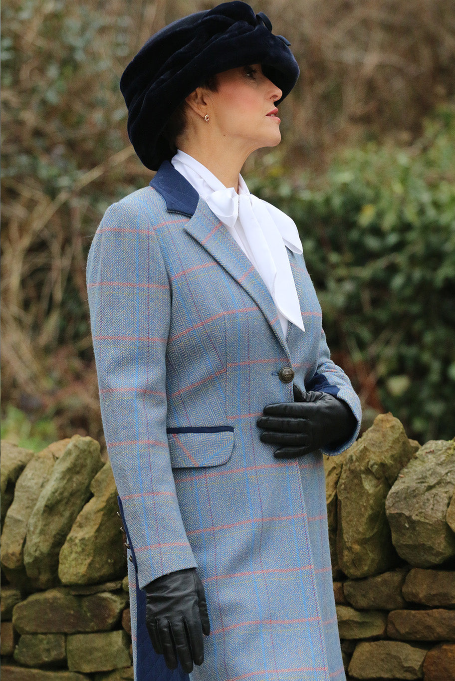 Stunning faux fur and wool hat in Navy