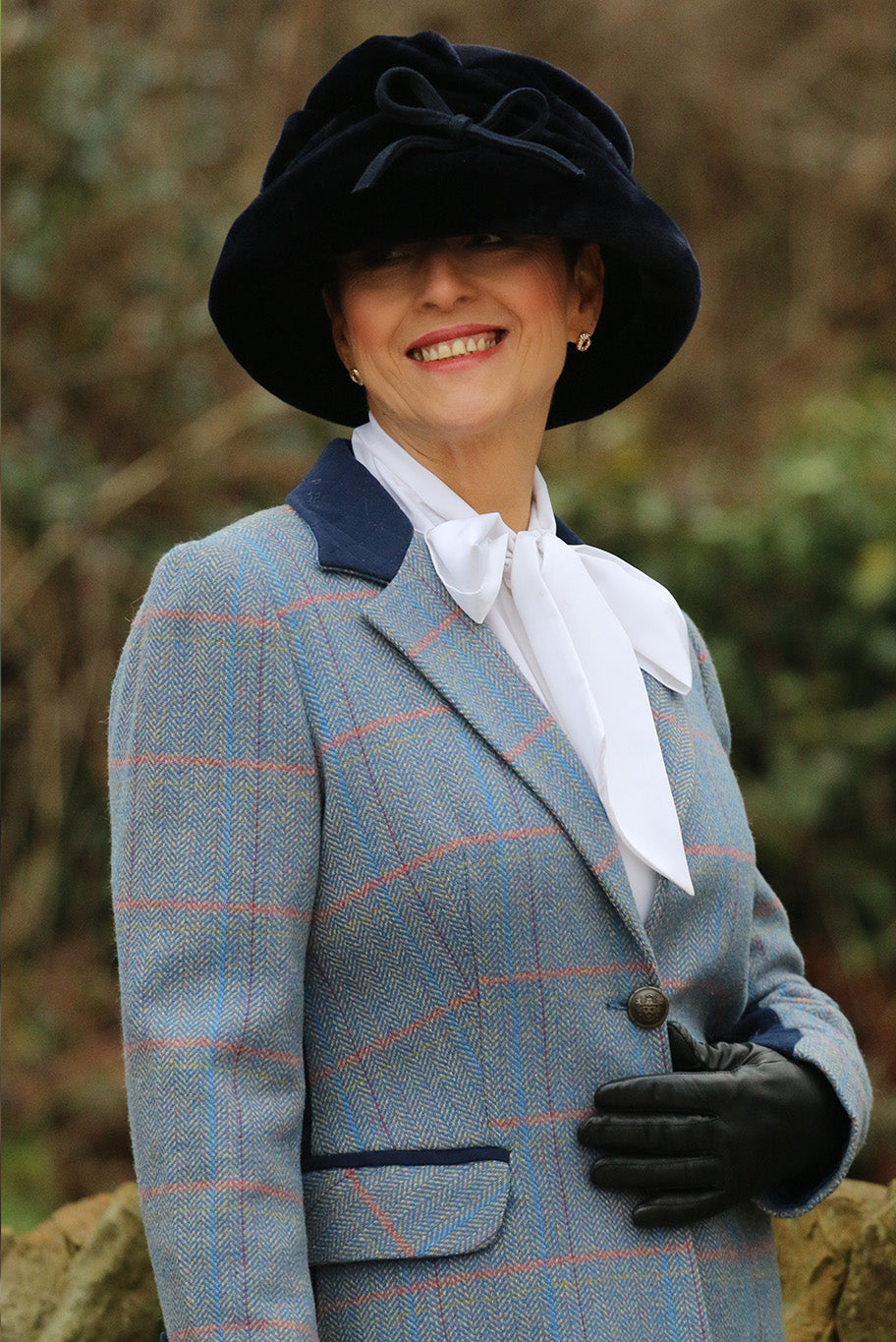 Stunning faux fur and wool hat in Navy